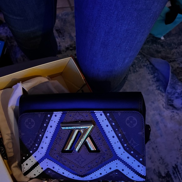 This is a limited edition of Louis Vuitton Twist. 2008. Dust bag, box included. - Picture 6 of 10